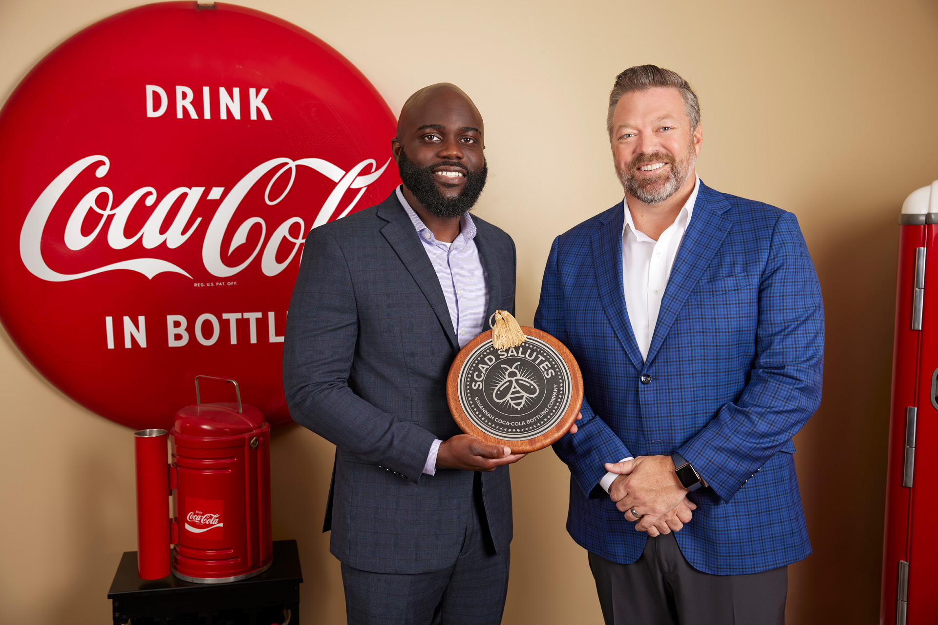 萨凡纳可口可乐装瓶公司销售中心经理Eric Nyantakyi和总监Jack Sherman接受SCAD致敬奖