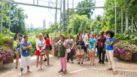 夏季研讨会学生与导游亚特兰大植物园