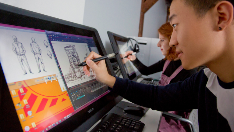SCAD动画学生在计算机实验室工作