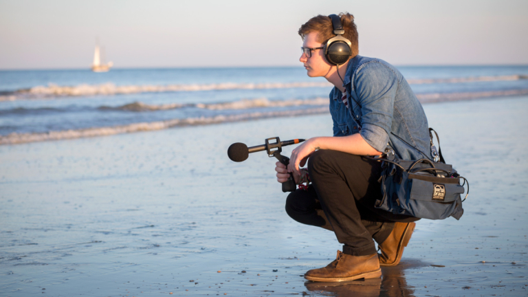 学生使用现场录音设备捕捉海滩的声音