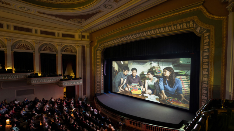 在2018年SCAD萨凡纳电影节上，观众正在观看电影《寄生虫》