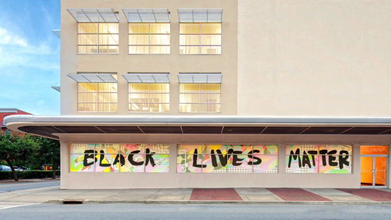 萨凡纳的詹图书馆的黑色生活问题窗户显示