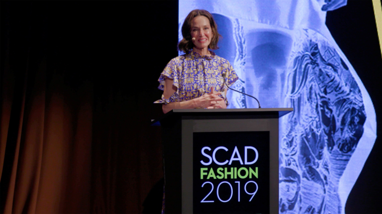 播放辛西娅·罗利在2019年SCAD时尚展上接受奖项的视频