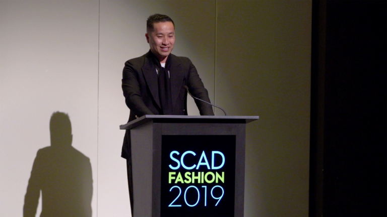 播放林伟林在2019年SCAD时尚展上获奖的视频