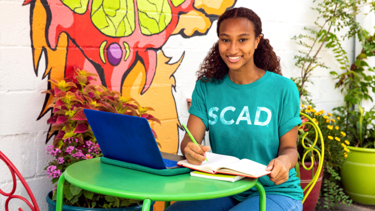 SCAD在线教学学生在咖啡馆工作