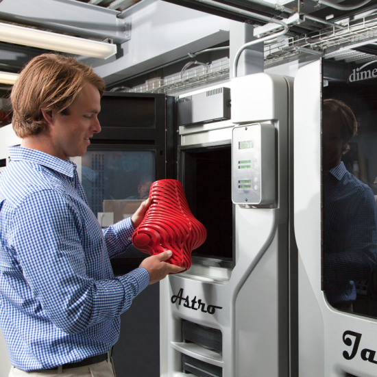 工业设计专业的学生用3D打印机制作原型