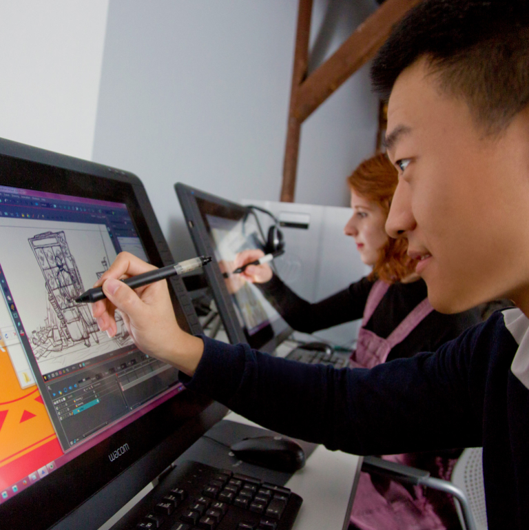 SCAD动画学生在计算机实验室工作