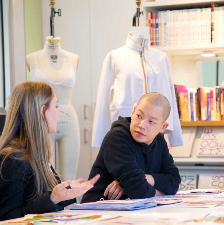 设计师Jason Wu指导时装专业学生